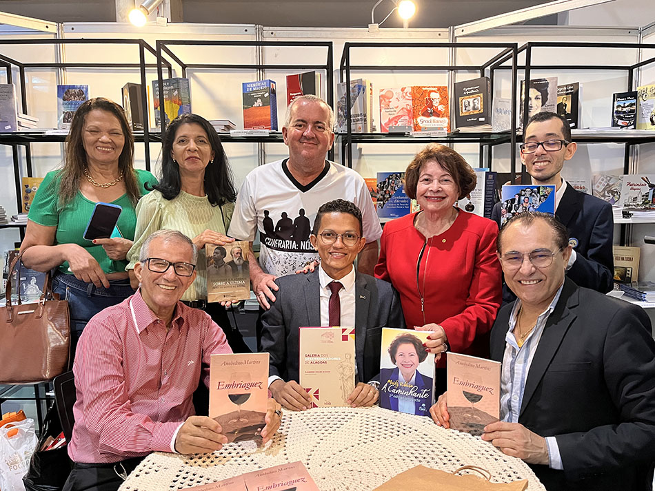 Anobelino Martins lança seu novo livro de poesia na Bienal Internacional do livro de Alagoas