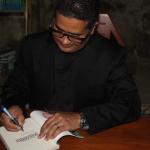Populares e autoridades prestigiam lançamento de livro nas ruínas de São Bento, em Maragogi